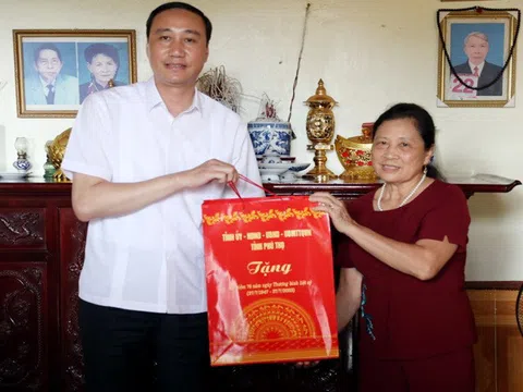 Phú Thọ thăm, tặng quà người có công, gia đình chính sách tại huyện Hạ Hòa