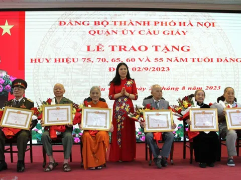 Hà Nội: Quận ủy Cầu Giấy trao 532 Huy hiệu Đảng đợt 2/9, trong đó có 18 đồng chí 75 tuổi Đảng