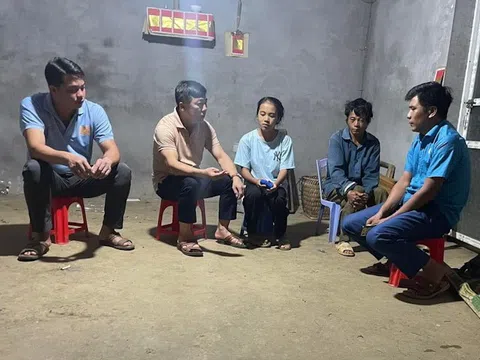 Lào Cai: Thầy giáo Nguyễn Quốc Việt trường THCS Tả Gia Khâu (Mường Khương) vận động học sinh đến trường