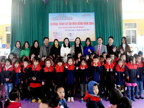 Phú Thọ: Trao tặng áo ấm mùa đông cho học sinhTrường Mầm non Mỹ Thuận (Tân Sơn)