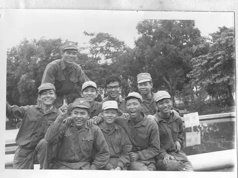 Đi tìm đồng đội và "trò đùa của số phận"