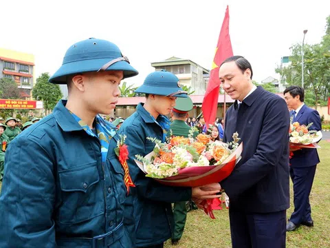 Phú Thọ: Lãnh đạo tỉnh động viên tân binh thành phố Việt Trì nhập ngũ