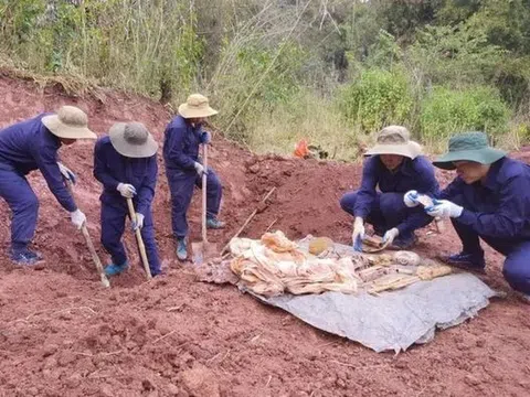 Tìm thấy 61 hài cốt liệt sĩ cùng thắt lưng, bình tông, bật lửa Việt Nam