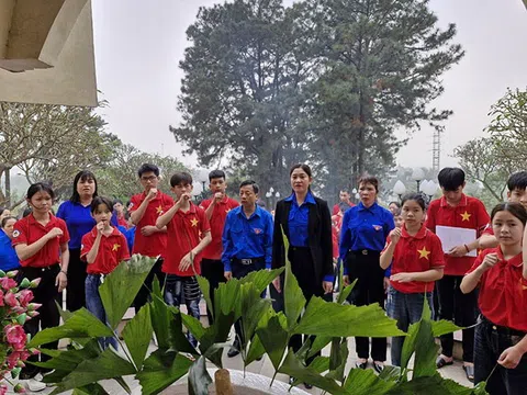 Phú Thọ: Trung tâm Bảo trợ trẻ em mồ côi tàn tật Việt Trì dâng hương, tưởng niệm các Anh hùng liệt sĩ