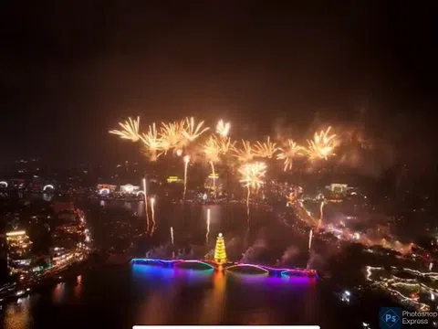 Phú Thọ: Đội mưa xem bắn pháo hoa mừng lễ hội Đền Hùng 2024