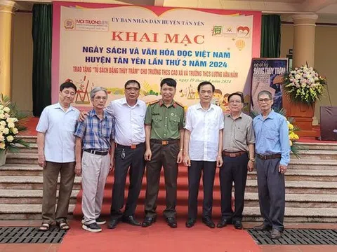 Trao tặng hai "Tủ sách Đặng Thuỳ Trâm" tại huyện Tân Yên (Bắc Giang)