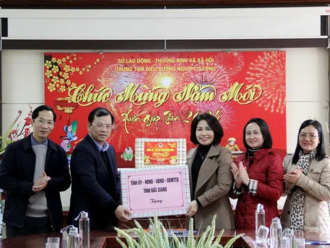 Bắc Giang: Lãnh đạo tỉnh thăm, tặng quà Người có công nhân dịp đón Tết Nguyên đán Giáp Thìn