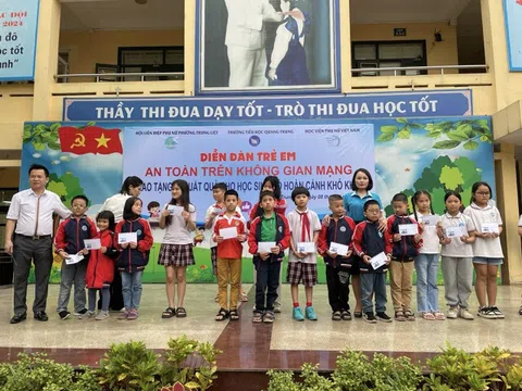 Hà Nội: Quận Đống Đa trao tặng quà cho học sinh có hoàn cảnh khó khăn tại phường Trung Liệt