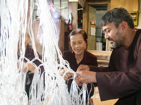 Du khách thích thú với trải nghiệm làm nông dân