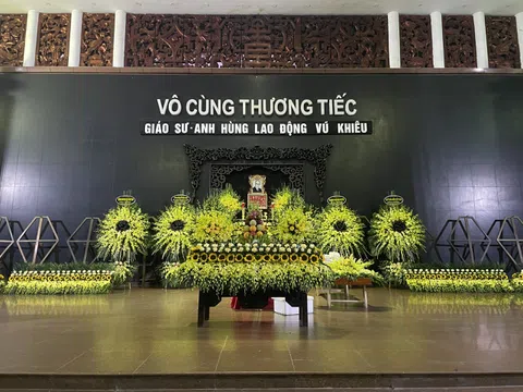 Giáo sư, Anh hùng Lao động Vũ Khiêu về với đất mẹ!