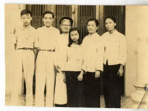 Mẹ tôi, cô giáo đầu đời