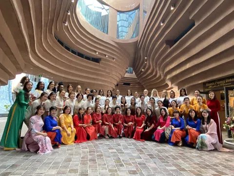 Khám phá Làng cổ Bát Tràng cùng Hoa hậu Du lịch Thế giới 2022