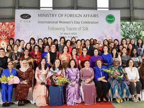Các nhà ngoại giao nữ gặp mặt, trải nghiệm nghề truyền thống dâu tằm tơ lụa