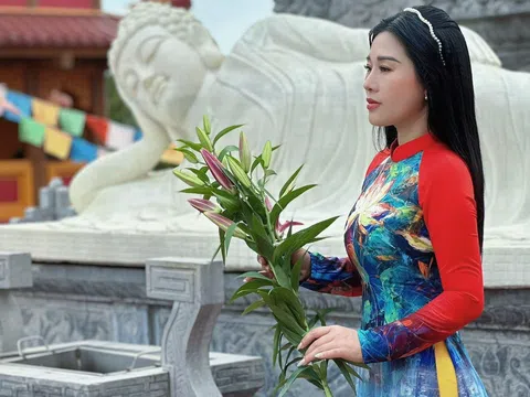 NSƯT Hương Giang hát mừng Phật Đản năm 2023