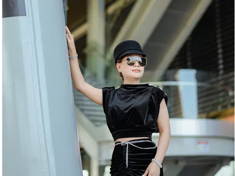 Bà trùm hoa hậu Đặng Gia Bena diện 'Cây đen' quyền lực đón các nữ doanh nhân tại sân bay Phú Bài