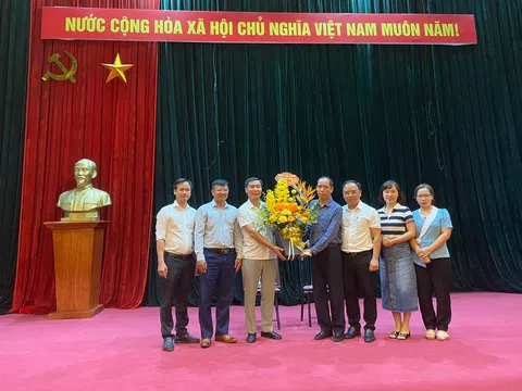 Trao tặng tác phẩm "Dịch Vọng Hậu trong tôi"