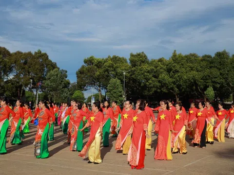 1000 hội viên đồng diễn chào mừng ngày ra mắt CLB Di Sản Áo Dài Việt Nam tỉnh DakLak