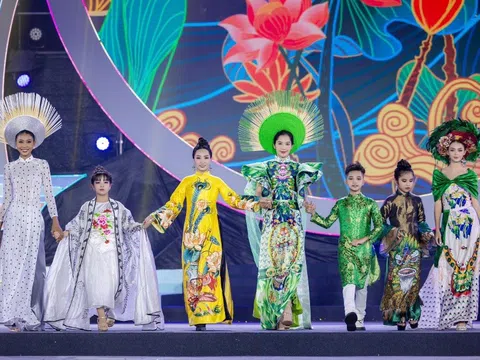 Nhà thiết kế Châu Loan trình diễn thành công BST áo dài “Cổ linh” tại đêm khai mạc Festival tôm Cà Mau