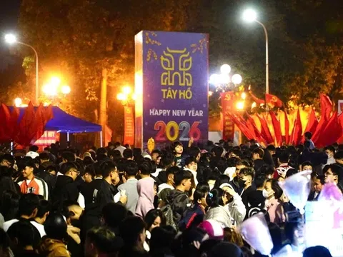 Thủ đô Hà Nội và TP Hồ Chí Minh tưng bừng đón chào năm mới 2026