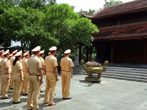 Sơn La: Phòng Cảnh sát giao thông Công an tỉnh dâng hương tại Nhà Tưởng niệm các anh hùng liệt sĩ Nhà tù Sơn La