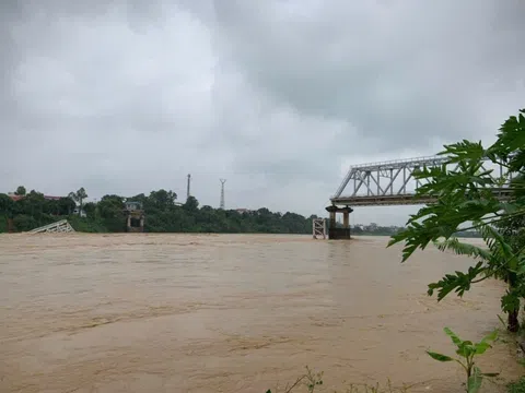 Cầu Phong Châu bị sập