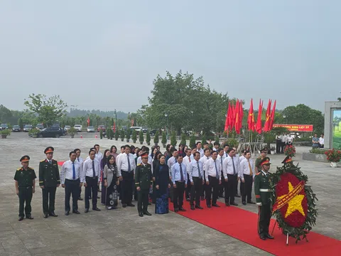 Lãnh đạo tỉnh Phú Thọ thành kính dâng hương tưởng nhớ các Anh hùng Liệt sĩ