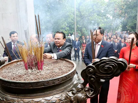 Đại biểu dự Đại hội Đảng bộ tỉnh Phú Thọ lần thứ I dâng hương tưởng niệm các Vua Hùng