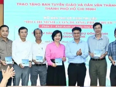 TP Hồ Chí Minh tiếp nhận bản ghi phần 2 phim tài liệu “Hồ Chí Minh - Con đường phía trước”