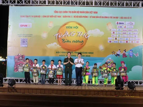 Ánh trăng yêu thương tỏa sáng vùng biên cương