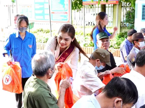 Tân Hoa hậu Doanh nhân Việt Nam 2022 Mạc Thị Minh tham gia hoạt động thiện nguyện đầu tiên sau đăng quang