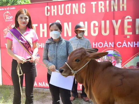 Hoa hậu Mạc Thị Minh tham gia trao tặng bò cho hộ nghèo tại huyện Hòa Vang