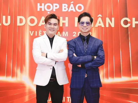 Hồ Nhật Huy và Ngọc Sơn thân thiết tại họp báo ra mắt Hoa hậu Doanh nhân Châu Á Việt Nam 2022