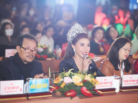 Hoa hậu Phạm Minh Phi rạng rỡ chấm thi chung kết “Duyên dáng áo dài Hoa”