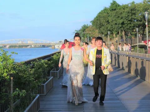 Dàn thí sinh Hoa hậu Doanh nhân Châu Á Việt Nam 2022 “đọ trình” catwalk trong trang phục dạ hội của NTK Tommy Nguyễn