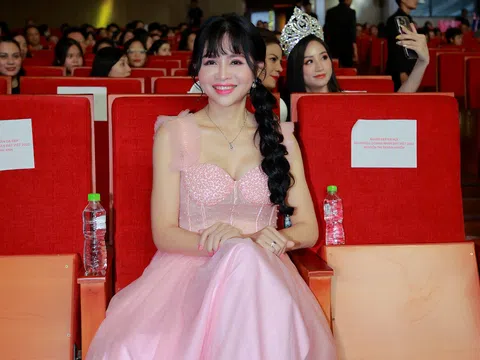 Người đẹp trí tuệ Lê Thị Ngọc Yến diện váy hồng xinh như "búp bê" trong đêm chung kết Hoa hậu Doanh nhân Châu Á Việt Nam 2022