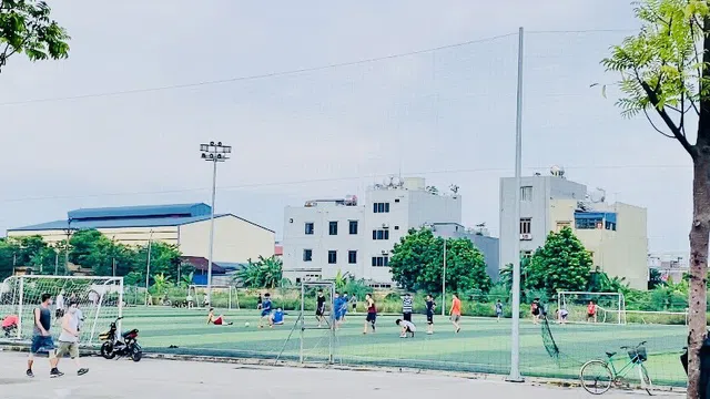 Hưng Yên: Thị xã Mỹ Hào – Một số người dân tự do tụ tập chơi thể thao ngoài trời