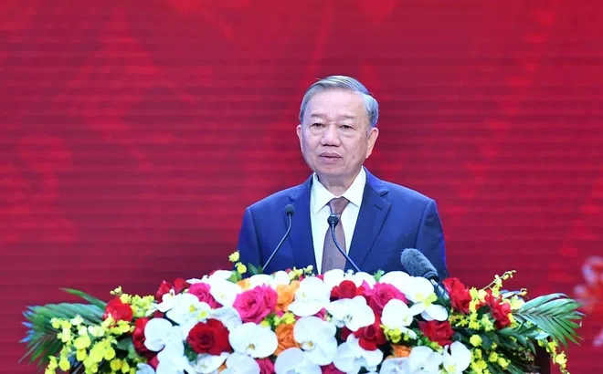 Ánh sáng Hồ Chí Minh soi đường cho chúng ta đi