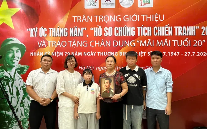 Thông tin tiếp giới thiệu “Hồ sơ Chứng tích chiến tranh 2026”, “Ký ức tháng Năm” và trao tặng chân dung “Mãi mãi tuổi 20”